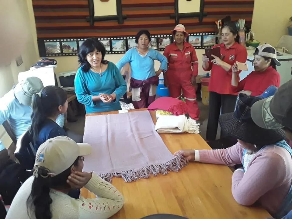 Tejedoras reunidas en un centro artesanal