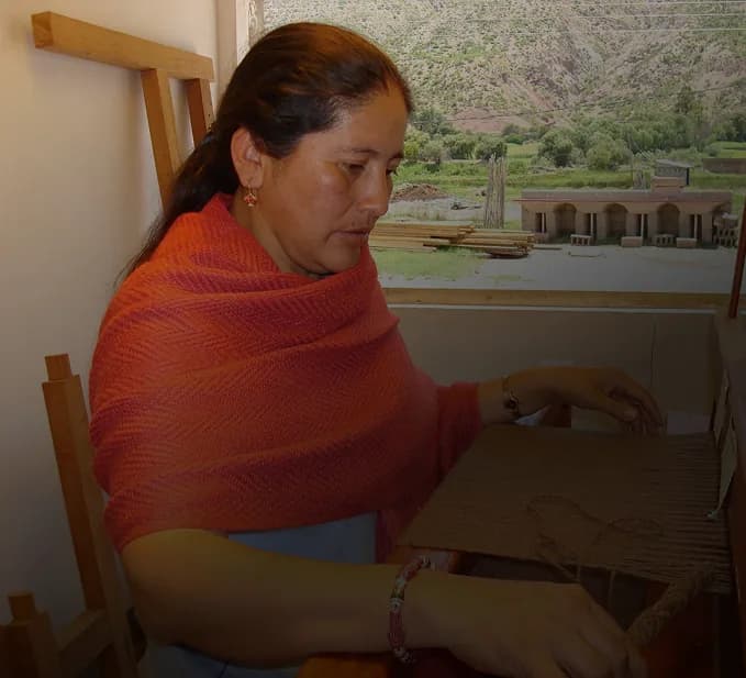 Alcira Lozano, fundadora de AWANA, tejiendo en el telar